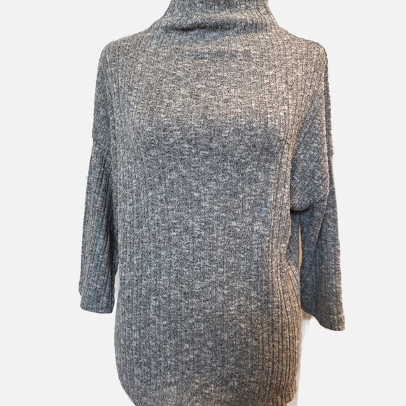 Mudo light weight sweater in gray with a small turtle neck in size Small. - Picture 3 of 4